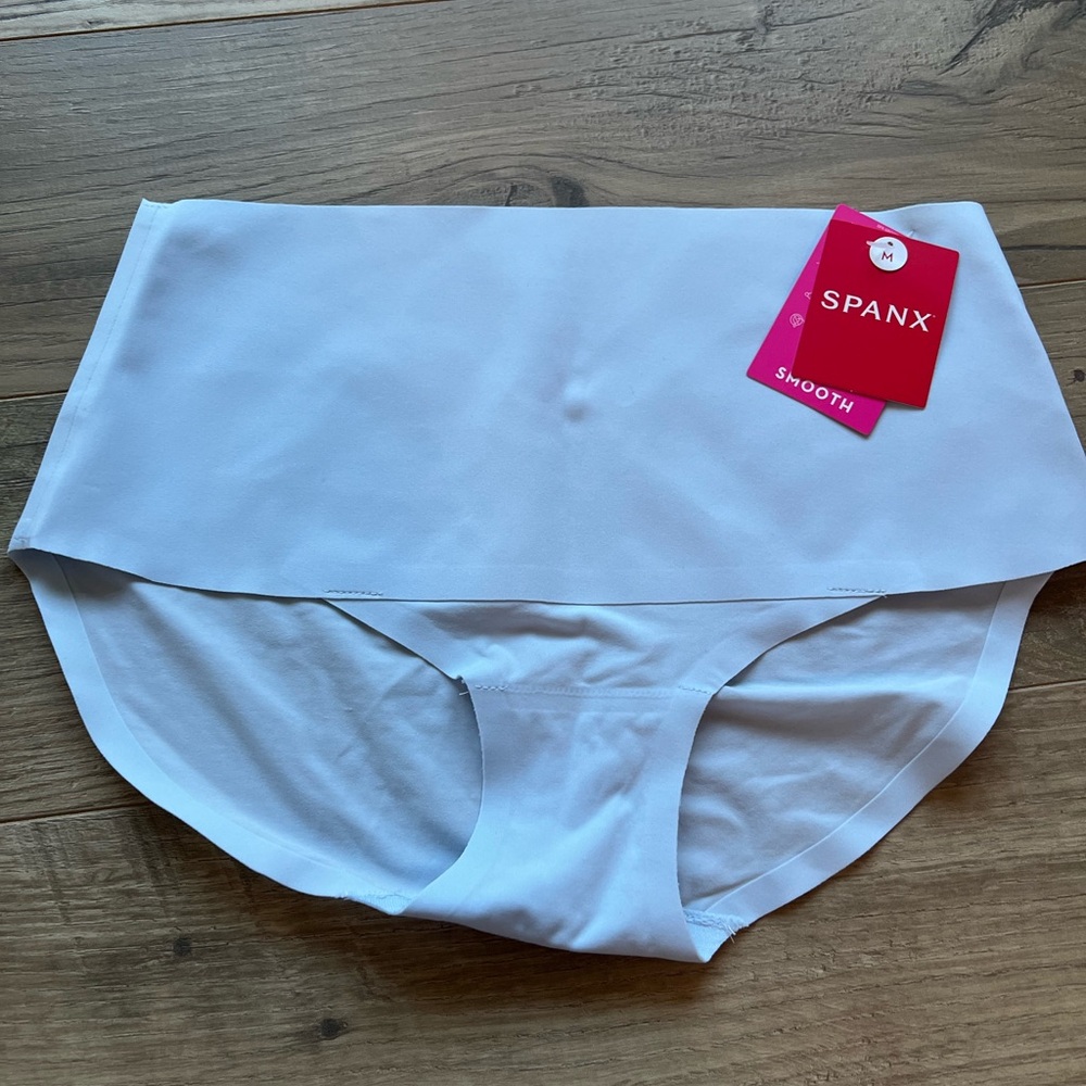 🎉 NWT 🎉 Spanx Full Coverage Brief Size M